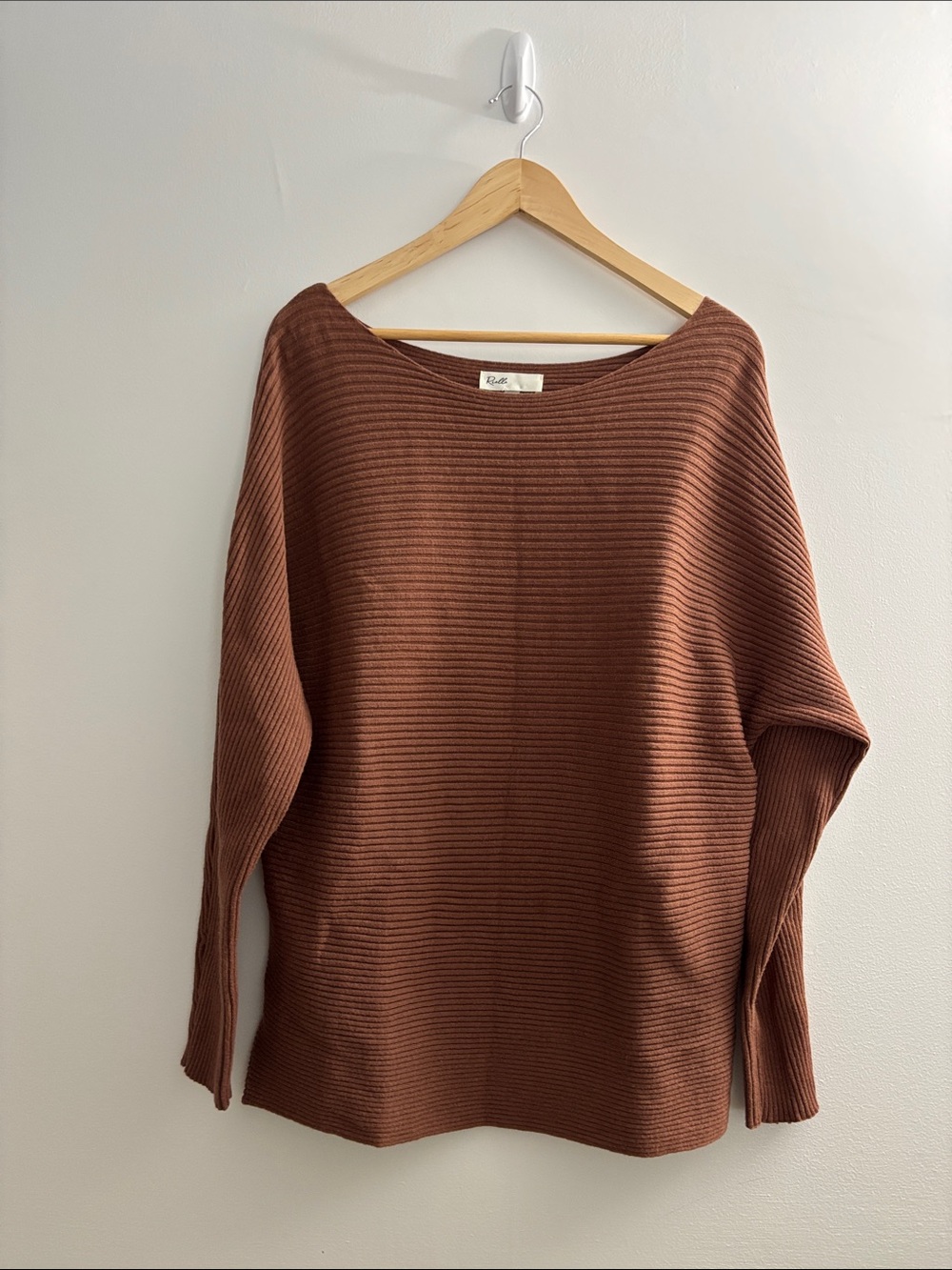 Raglan Ribbed Scoop-Neck Sweater in Brown